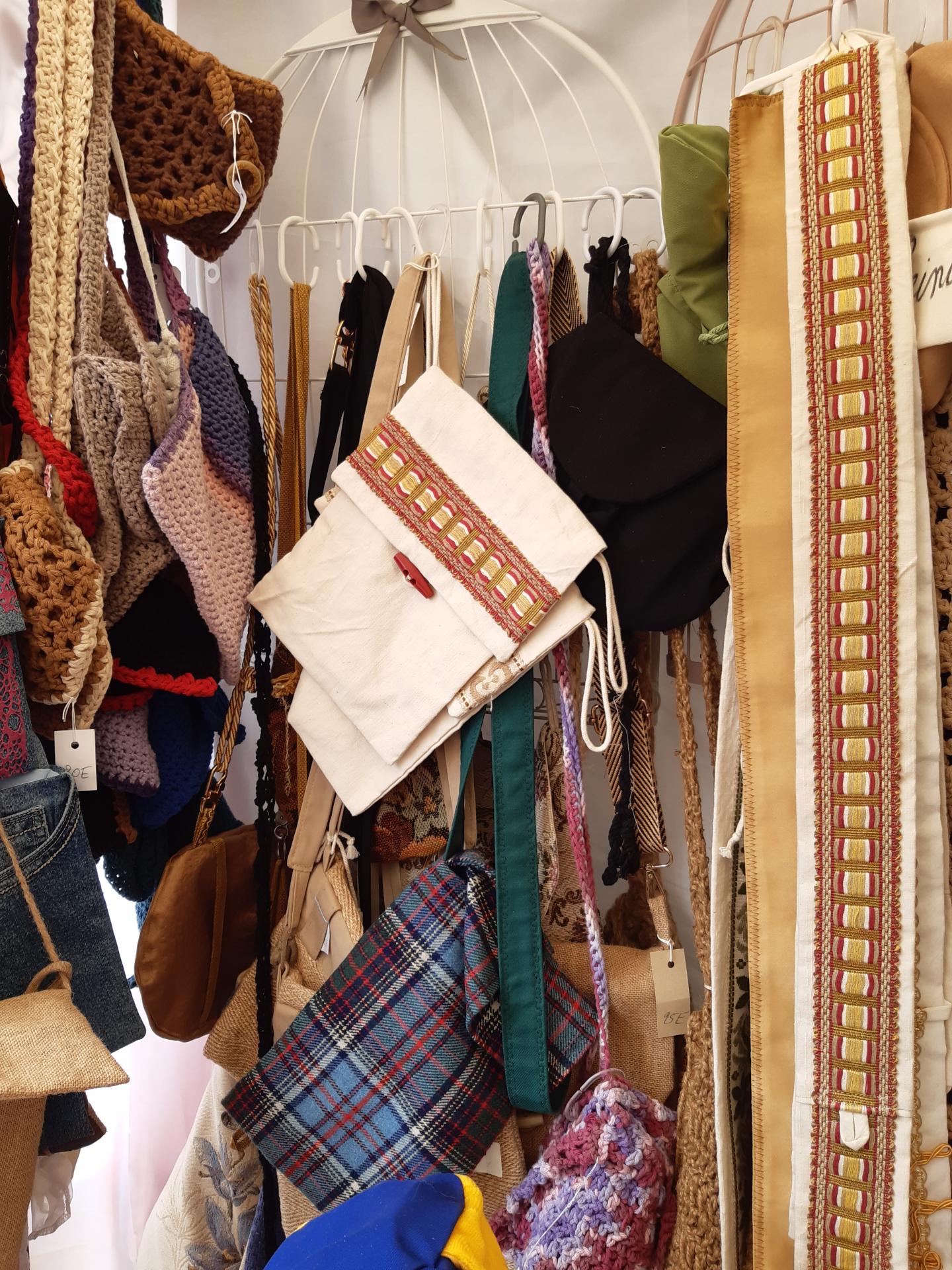 Accessoires : ceintures, sacs en tissu.